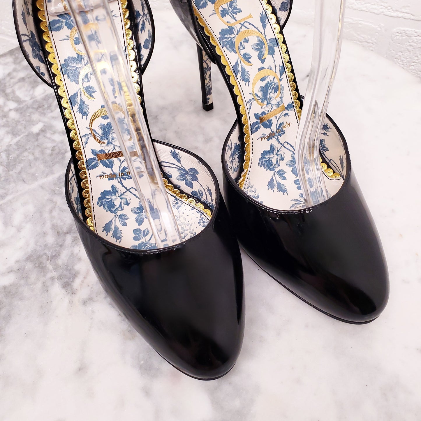 GUCCI BLACK PATENT HEELS - SIZE 38