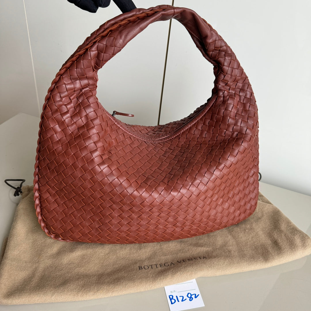 Bottega Veneta Veneta Hobo Leather Medium Burgundy Brick Red 40cm