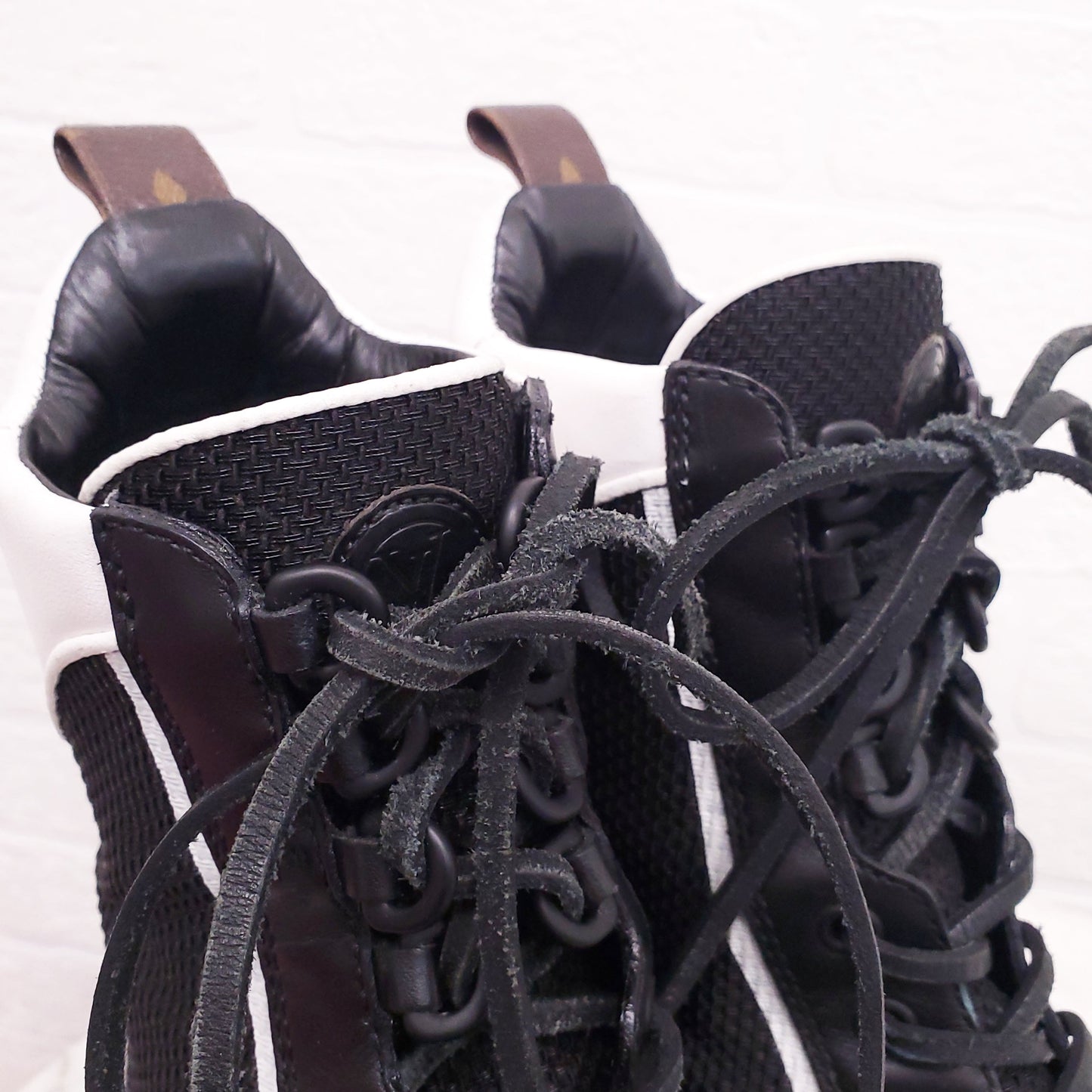 LOUIS VUITTON LAUREATE PLATFORM DESERT BOOTS - SIZE 39