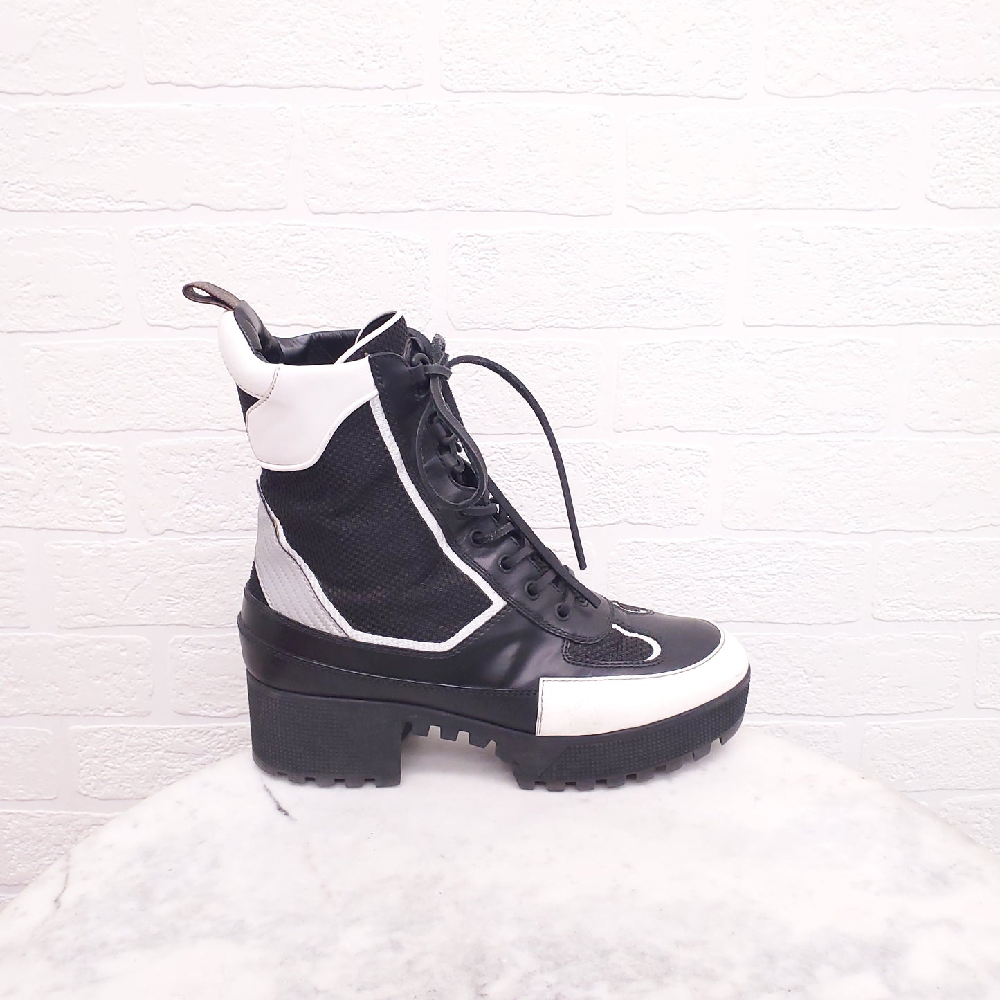 LOUIS VUITTON LAUREATE PLATFORM DESERT BOOTS - SIZE 39