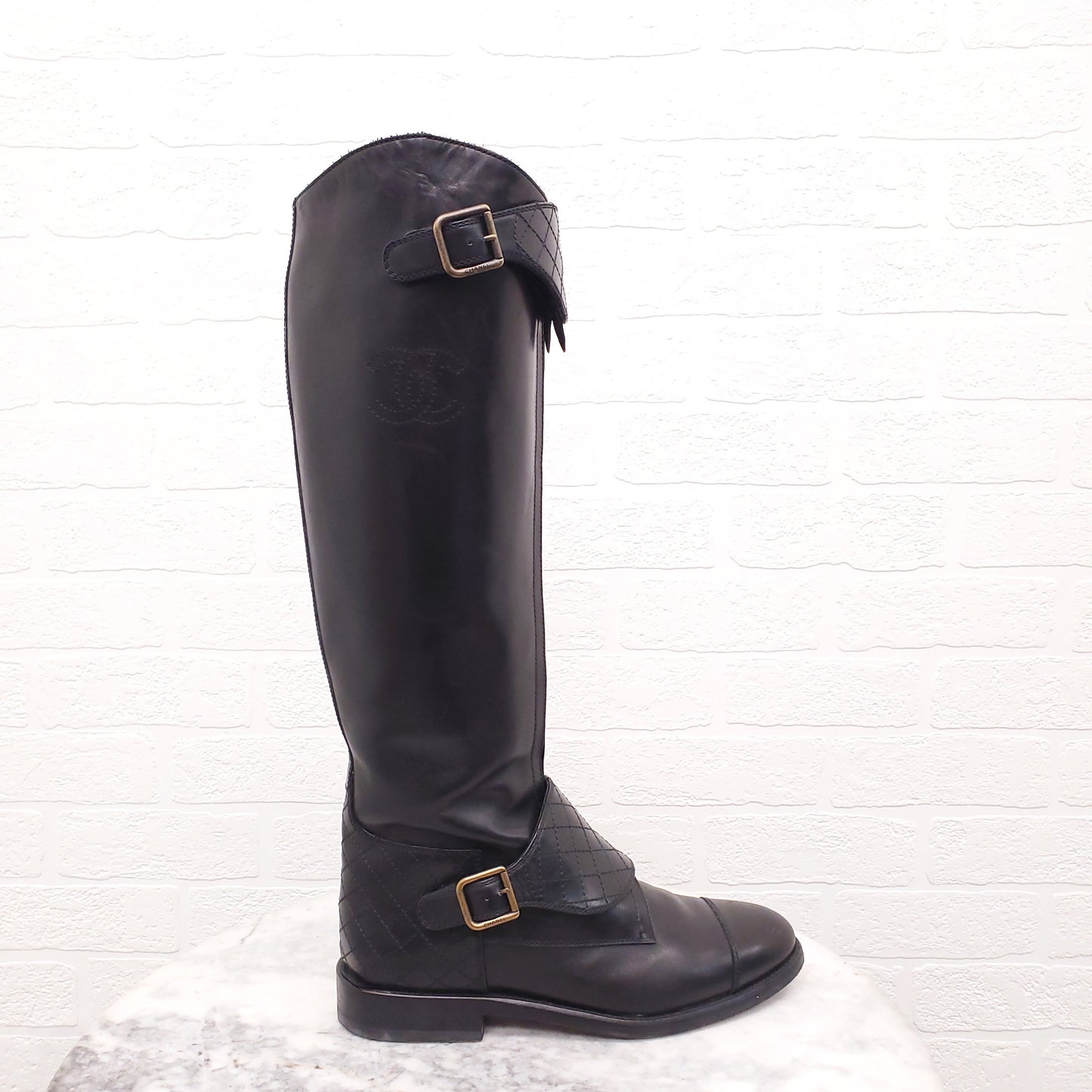 CHANEL BLACK QUILTED RIDING BOOTS WITH BUCKLES - SIZE 39.5
