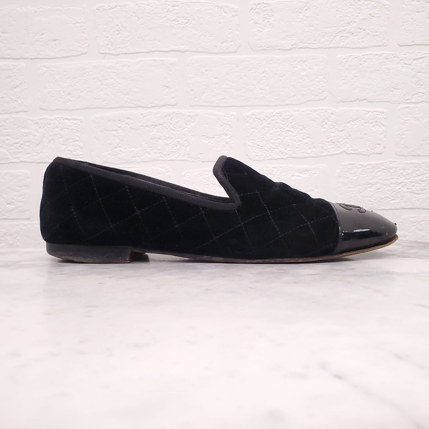 CHANEL BLACK VELVET QUILTED LOAFERS WITH LOGO - SIZE 40