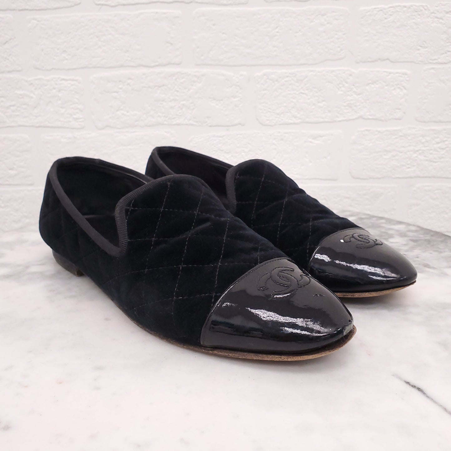 CHANEL BLACK VELVET QUILTED LOAFERS WITH LOGO - SIZE 40