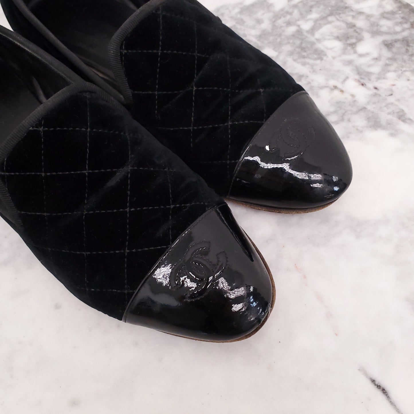 CHANEL BLACK VELVET QUILTED LOAFERS WITH LOGO - SIZE 40