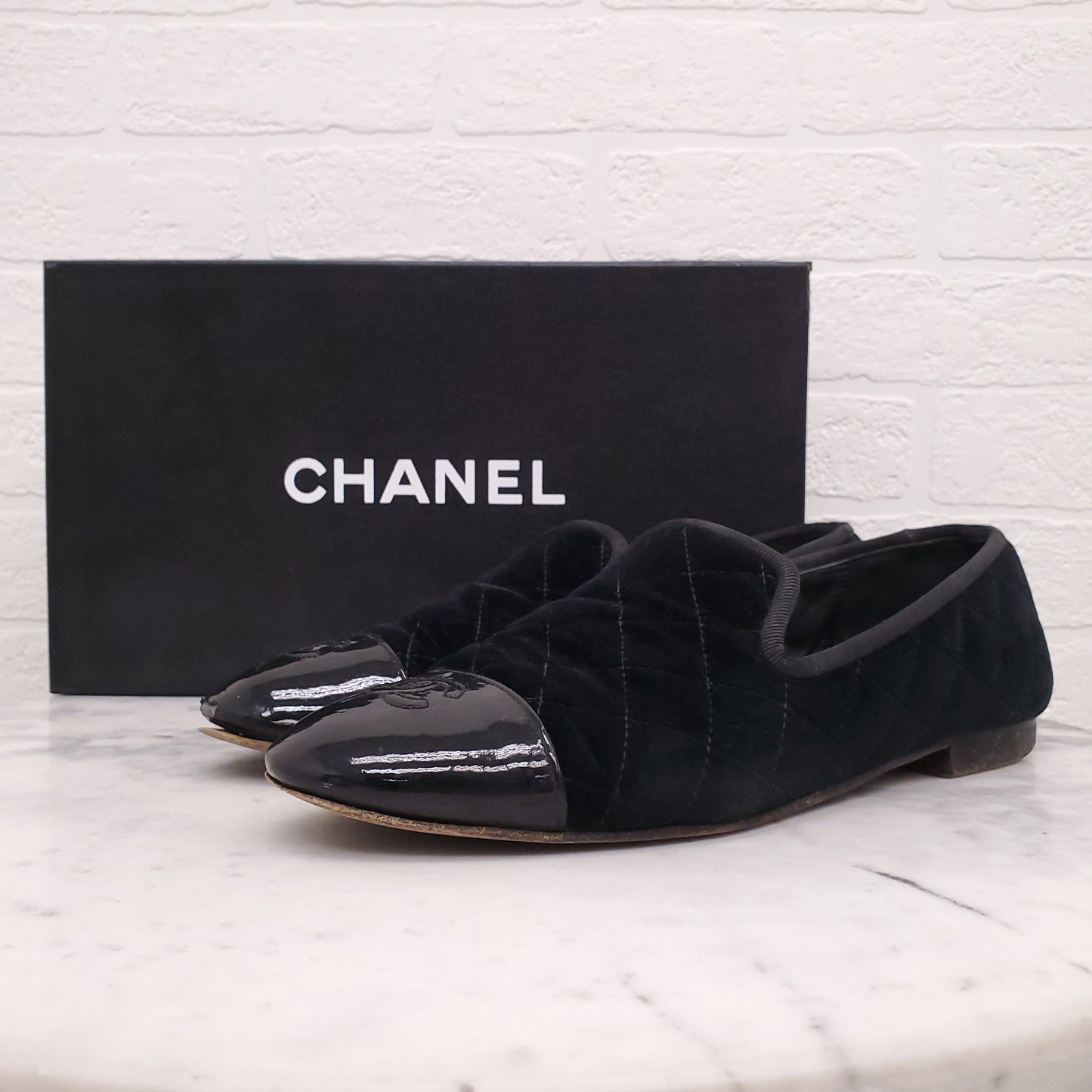 CHANEL BLACK VELVET QUILTED LOAFERS WITH LOGO - SIZE 40
