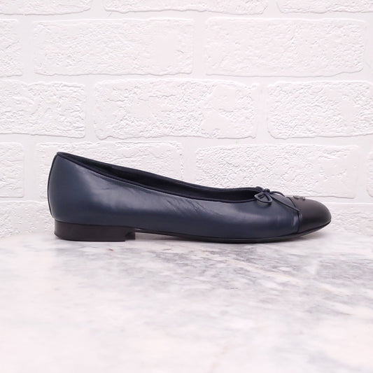 CHANEL BLUE & BLACK CAP TOE LEATHER BALLET FLATS - SIZE 39.5