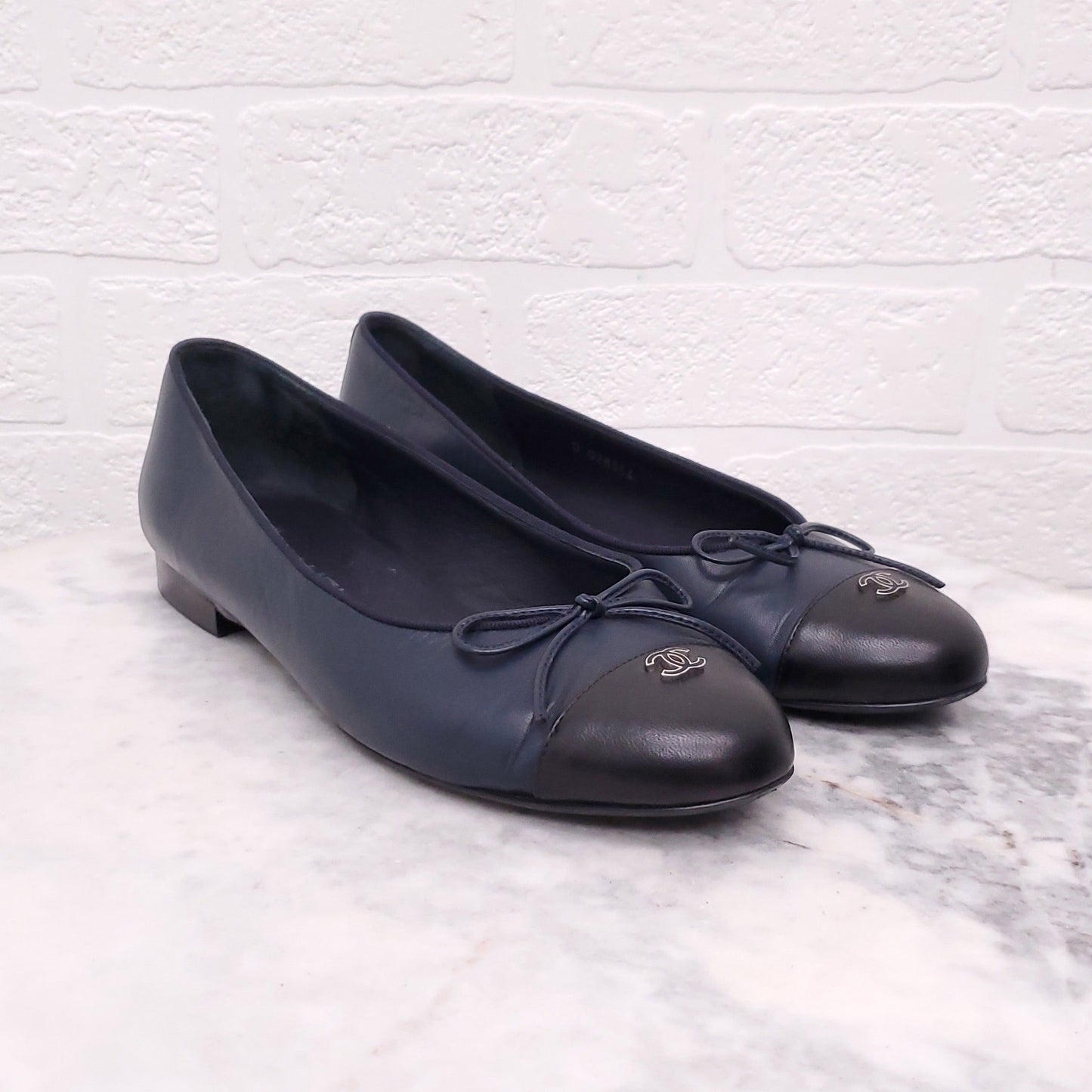 CHANEL BLUE & BLACK CAP TOE LEATHER BALLET FLATS - SIZE 39.5
