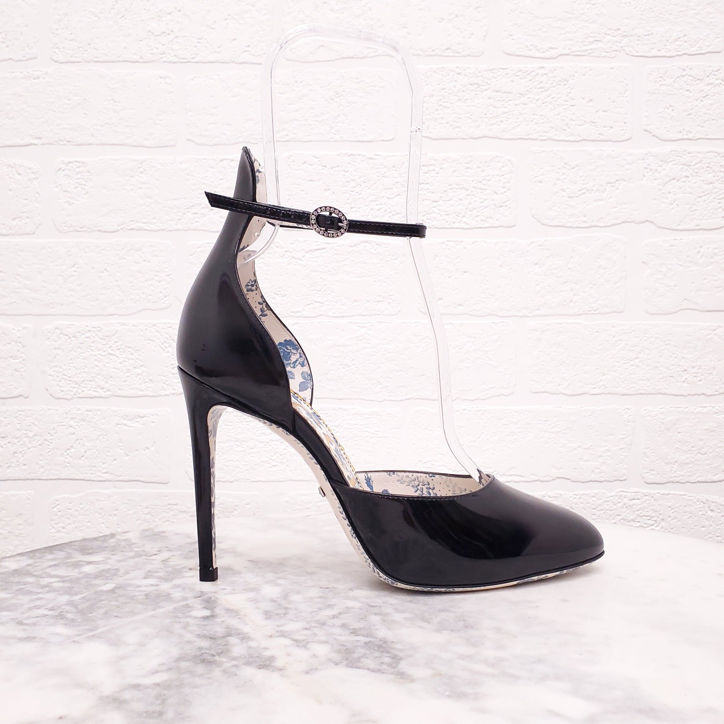 GUCCI BLACK PATENT HEELS - SIZE 38