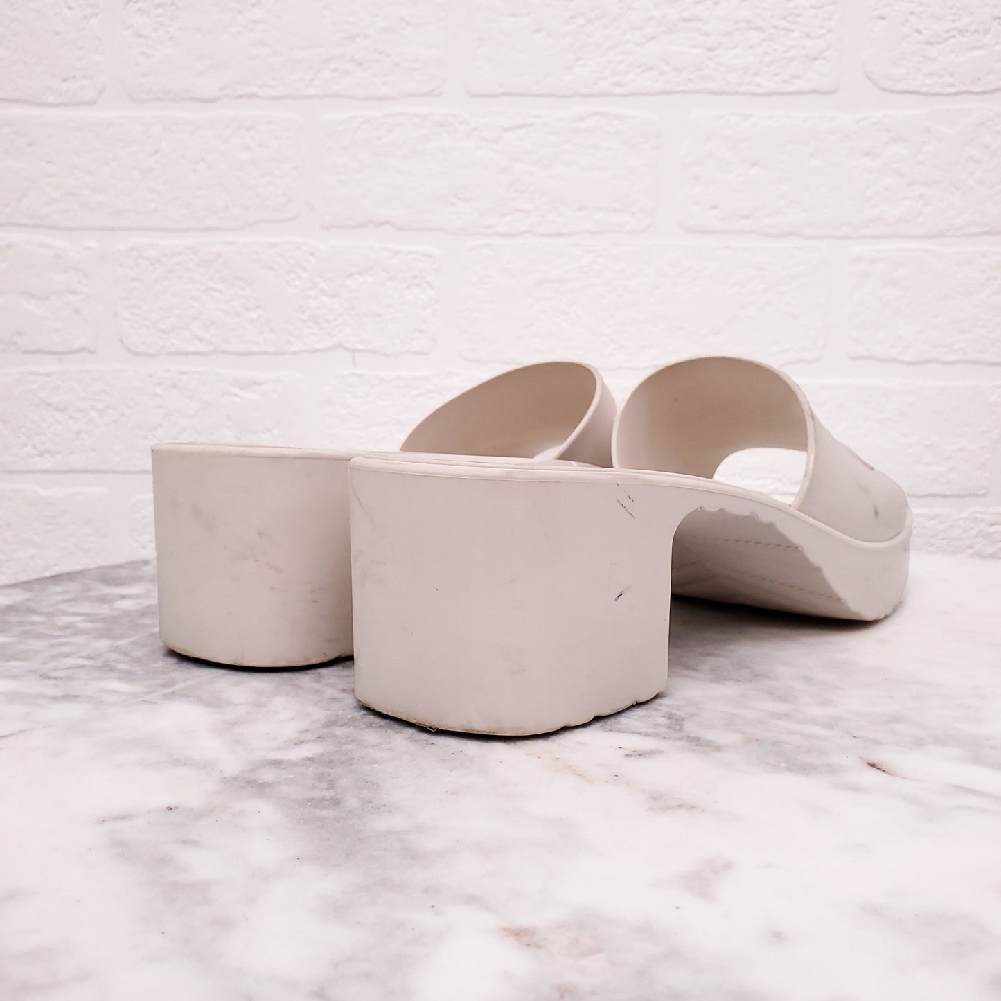 GUCCI WHITE LOGO PATENT SANDALS - SIZE 38