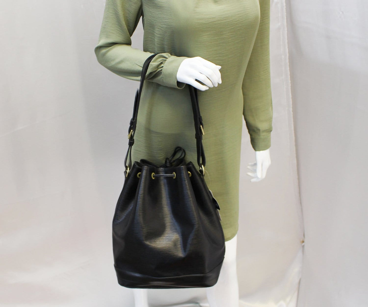 LOUIS VUITTON Epi Leather Noe Black Shoulder Bag