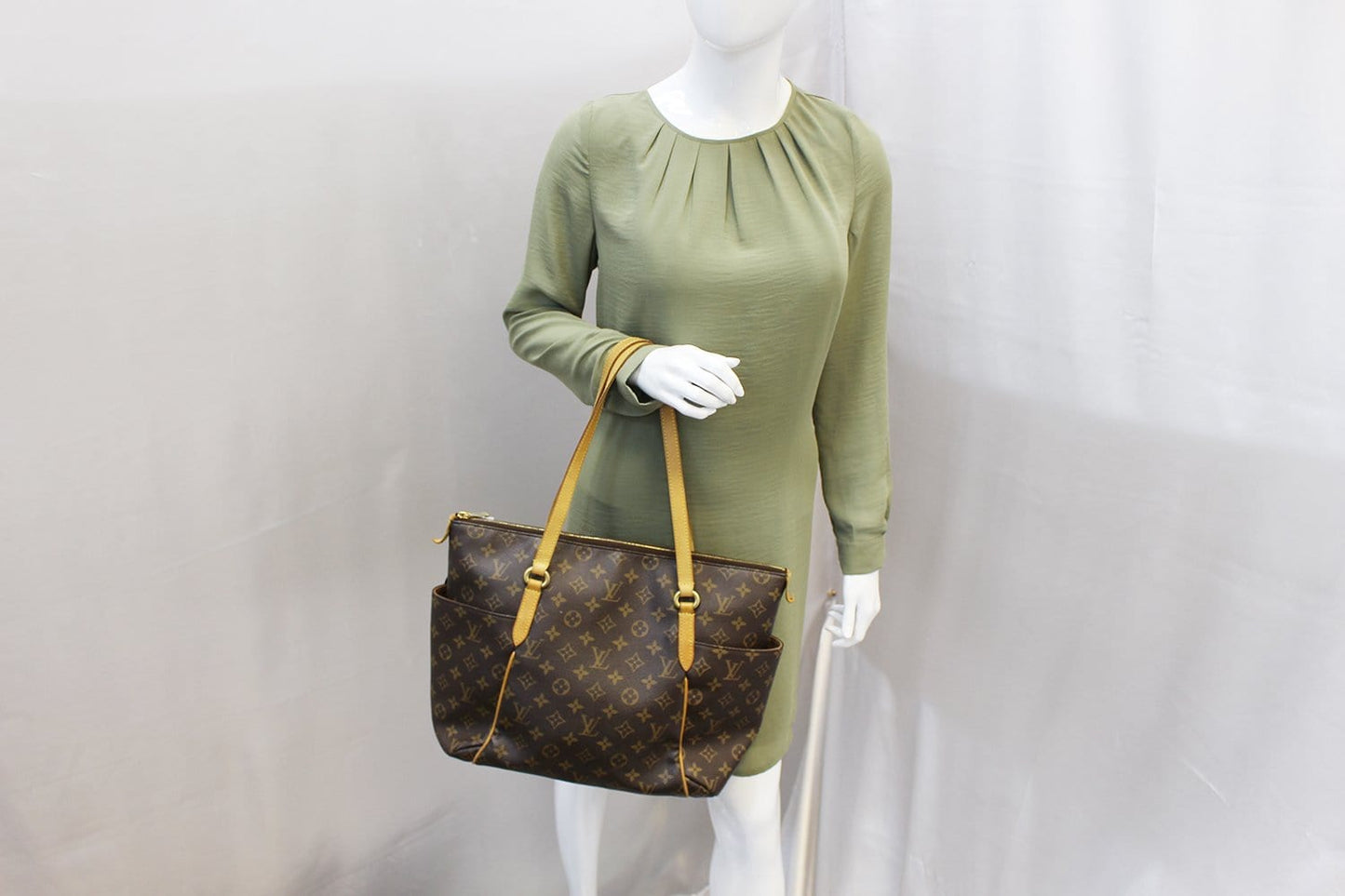 LOUIS VUITTON Shoulder Bag  Monogram Canvas Totally MM Brown