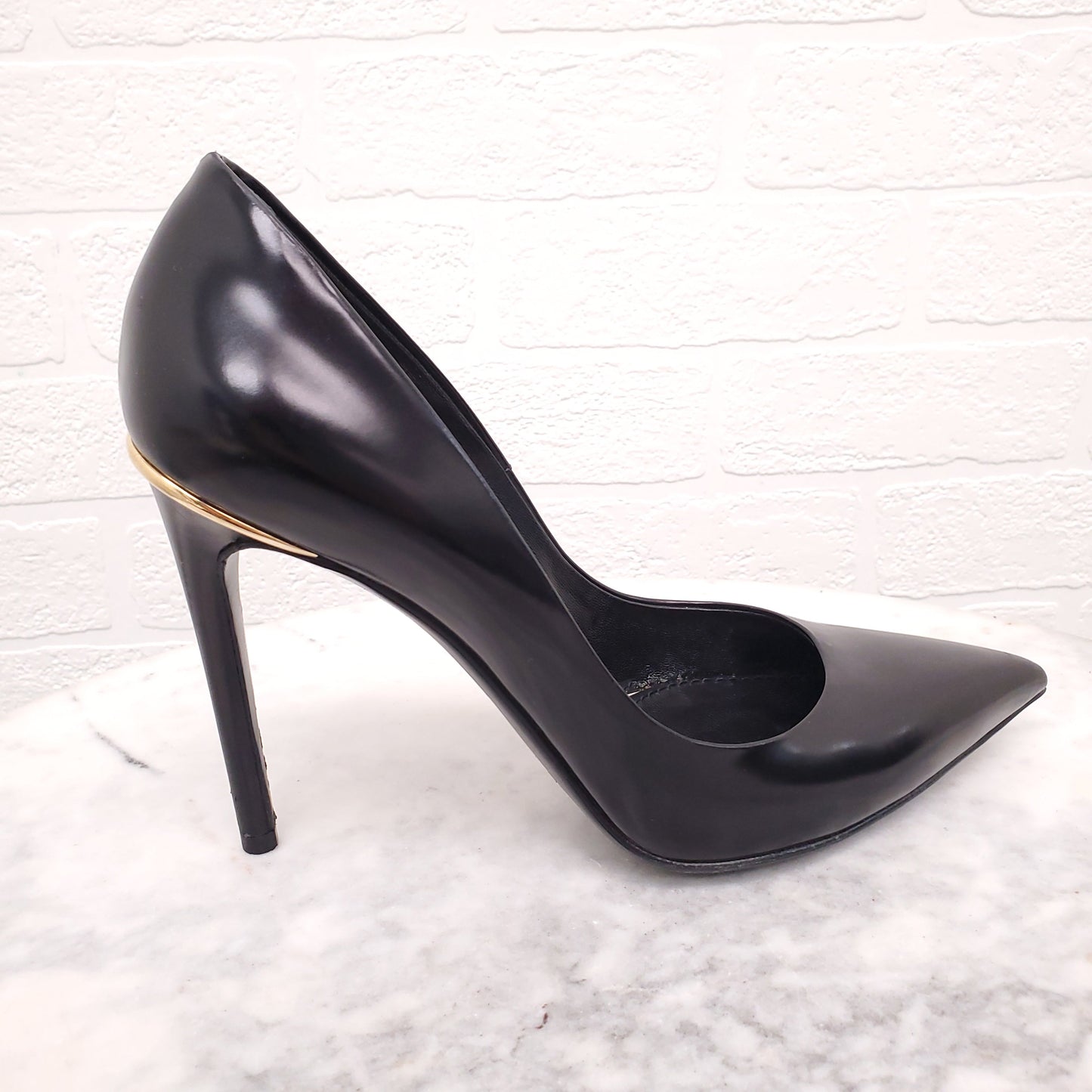 LOUIS VUITTON BLACK HEELS WITH GOLD LOGO DETAIL - SIZE 38