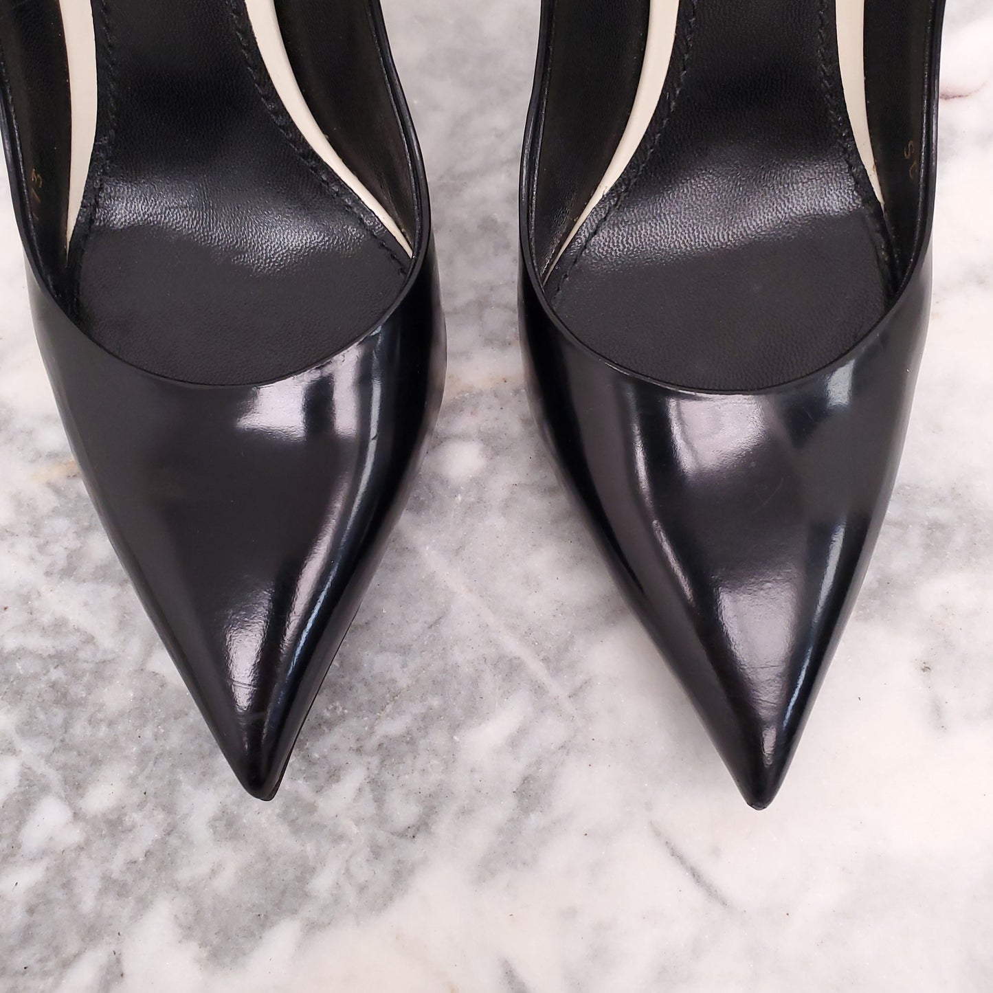 LOUIS VUITTON BLACK HEELS WITH GOLD LOGO DETAIL - SIZE 38