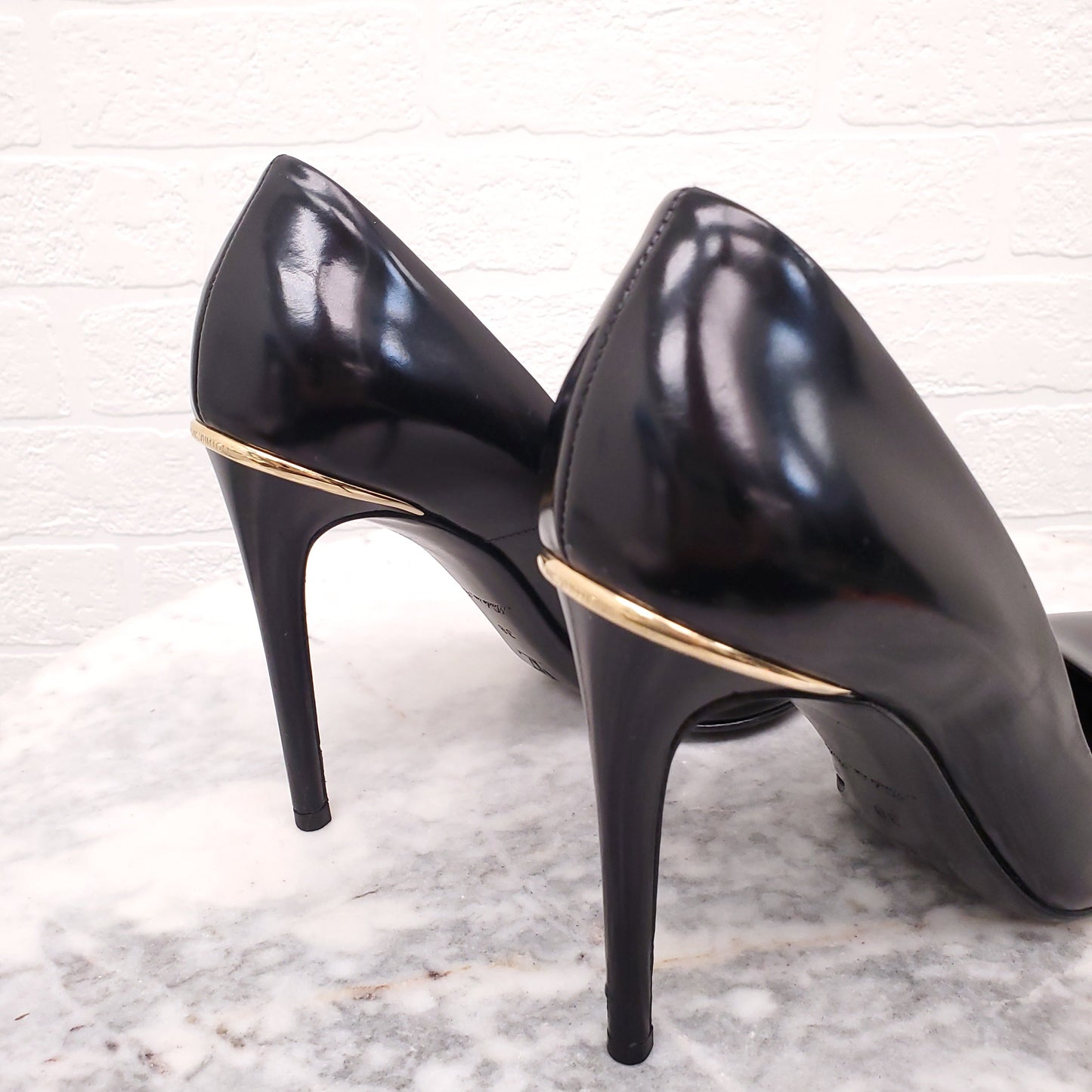 LOUIS VUITTON BLACK HEELS WITH GOLD LOGO DETAIL - SIZE 38